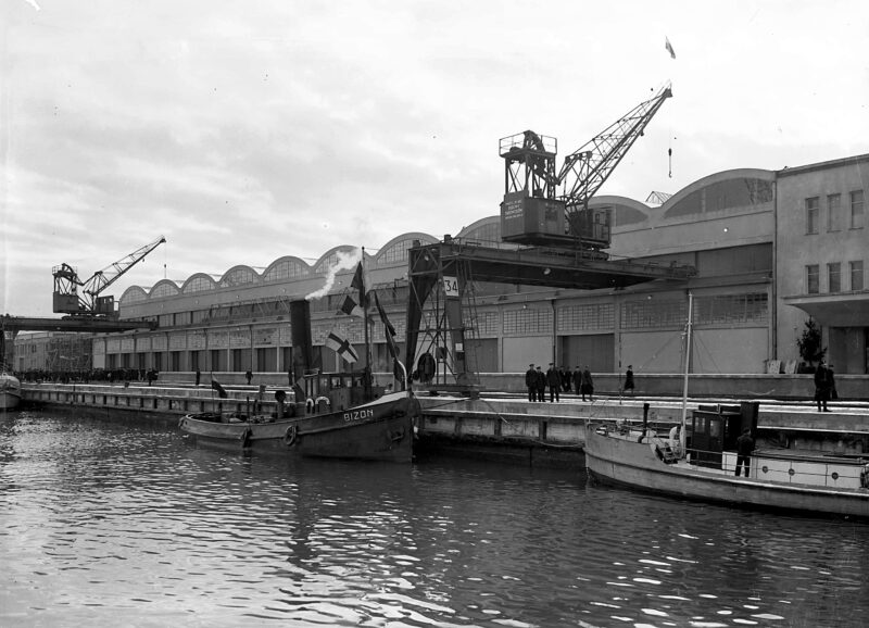 Magazyny tranzytowe przy Dworcu Morskim - widok od strony portu. Gdynia, grudzień 1933 r.