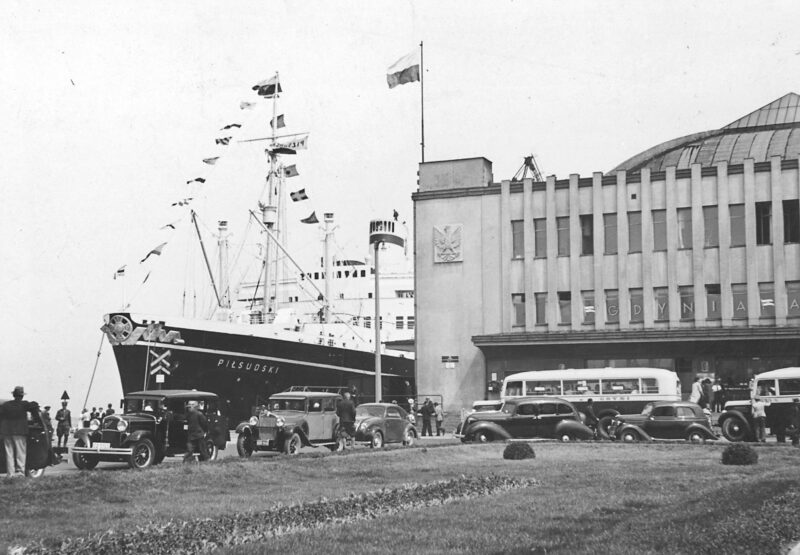 M/s "Piłsudski" w gali flagowej podczas postoju przy nabrzeżu francuskim. Gdynia, Dworzec Morski, ok. 1938 r.