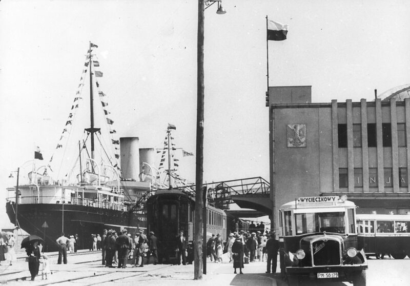 S/s "Pułaski" w gali flagowej podczas postoju przy nabrzeżu francuskim. Gdynia, Dworzec Morski, 1934 r.