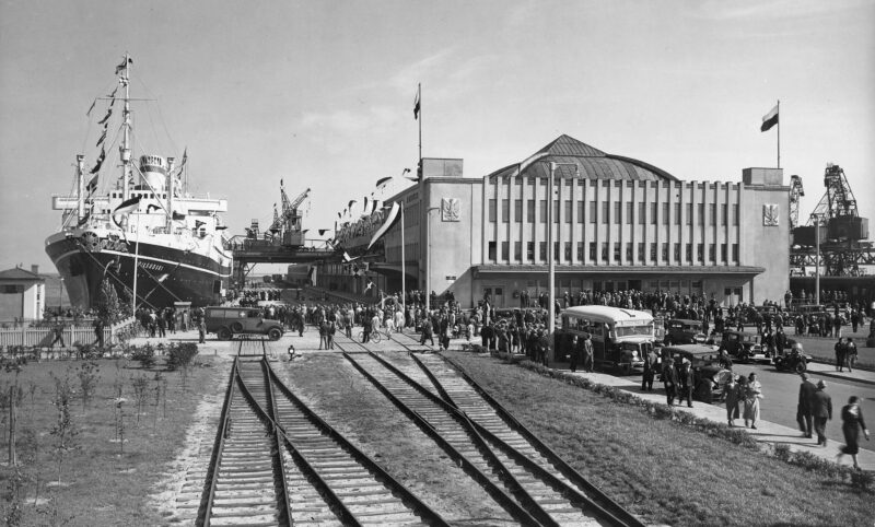M/S "Piłsudski" cumuje przy Dworcu Morskim. Gdynia, 20-lecie międzywojenne