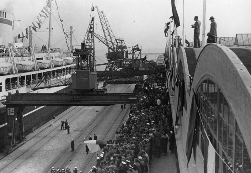 "Piłsudski" cumuje przy Dworcu Morskim. Gdynia, 20-lecie międzywojenne