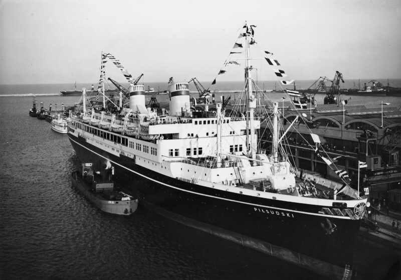 M/S "Piłsudski" cumuje przy Dworcu Morskim. Gdynia, 20-lecie międzywojenne