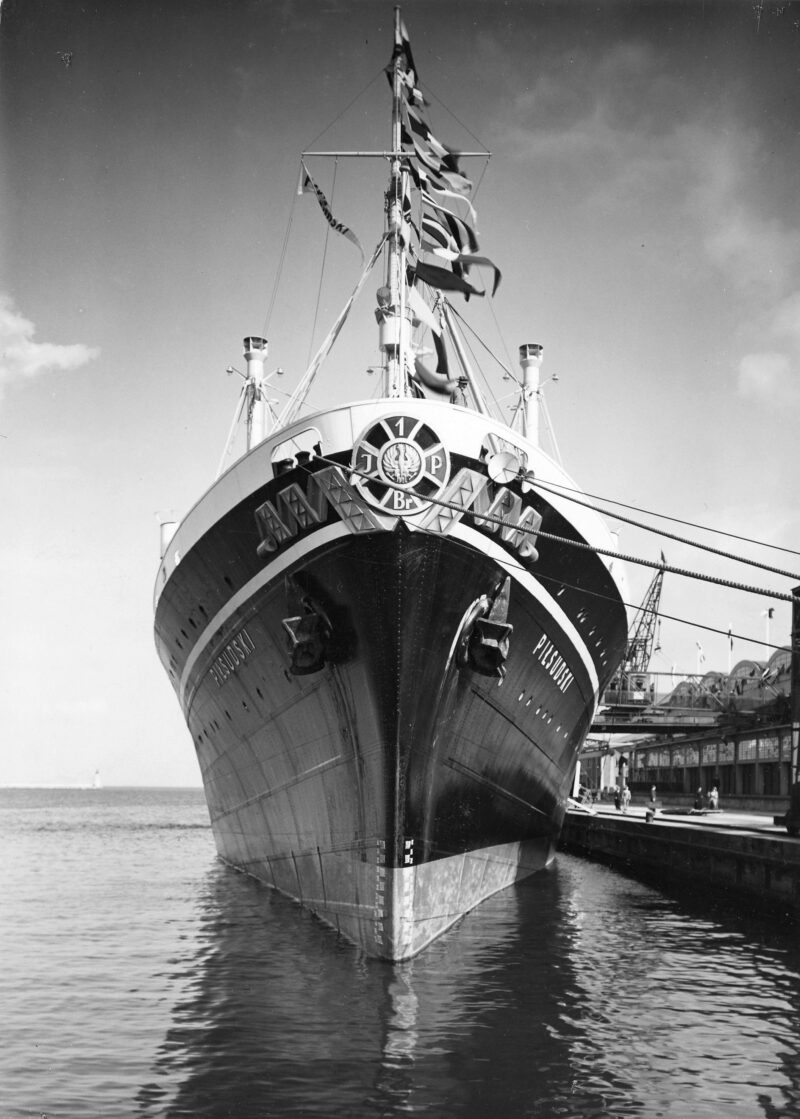 M/S "Piłsudski" cumuje przy Dworcu Morskim. Gdynia, 20-lecie międzywojenne