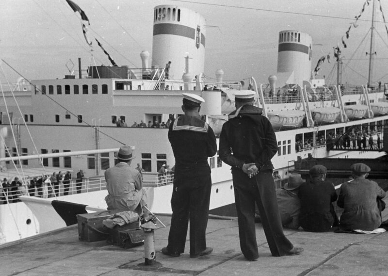 M/S "Piłsudski" cumuje przy Dworcu Morskim. Gdynia, 20-lecie międzywojenne