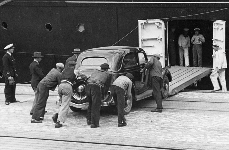 M/S "Piłsudski" przy Dworcu Morskim - załadunek. Gdynia, 20-lecie międzywojenne