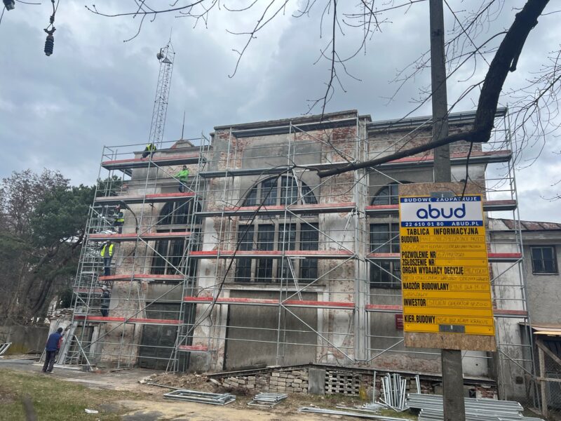 rthythythythyth Prace związane z zabezpieczeniem zabytkowego budynku nieczynnej elektrowni Falenica. Warszawa, 2023 r. Fot. Michał Pawłowski