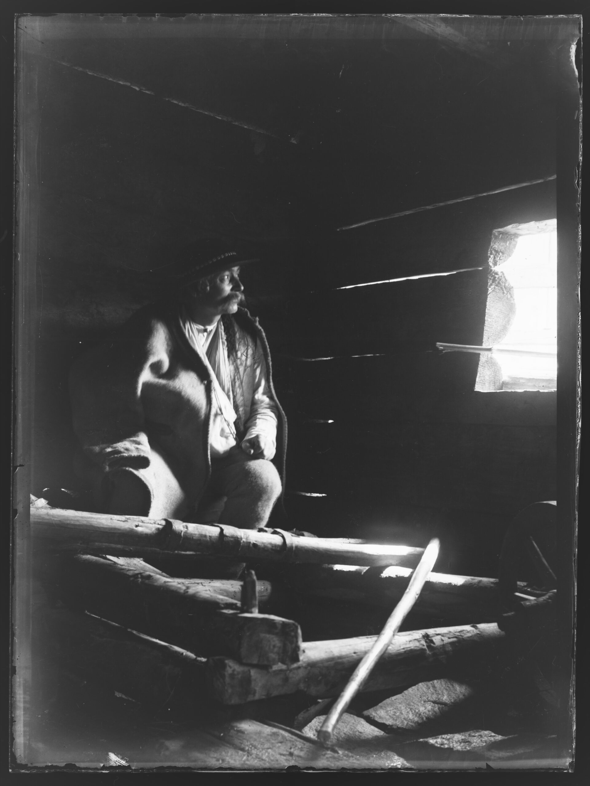 Stanisław Ignacy Witkiewicz, na zdjęciu_ Wojciech Roj na budowie willi na Antałówce, 1903-04 Stolica analogów