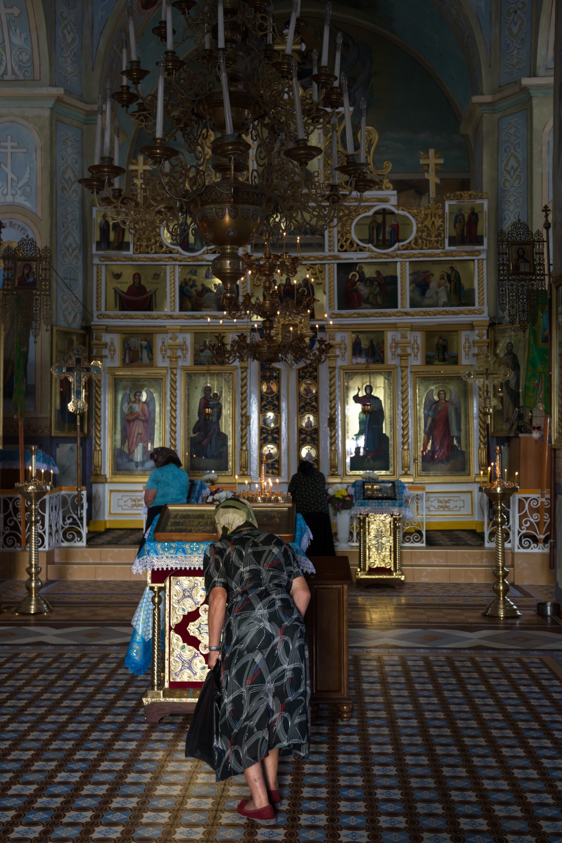 Republic of Moldova, Gagauzia, Comrat - Believers in front of the altar in the Russian Orthodox Cathedral on a religious holiday Nabożeństwo w soborześw. Jana Chrzciciela w mołdawskim Komracie. Na podłodze – płytki wyprodukowane w radomskim Marywilu