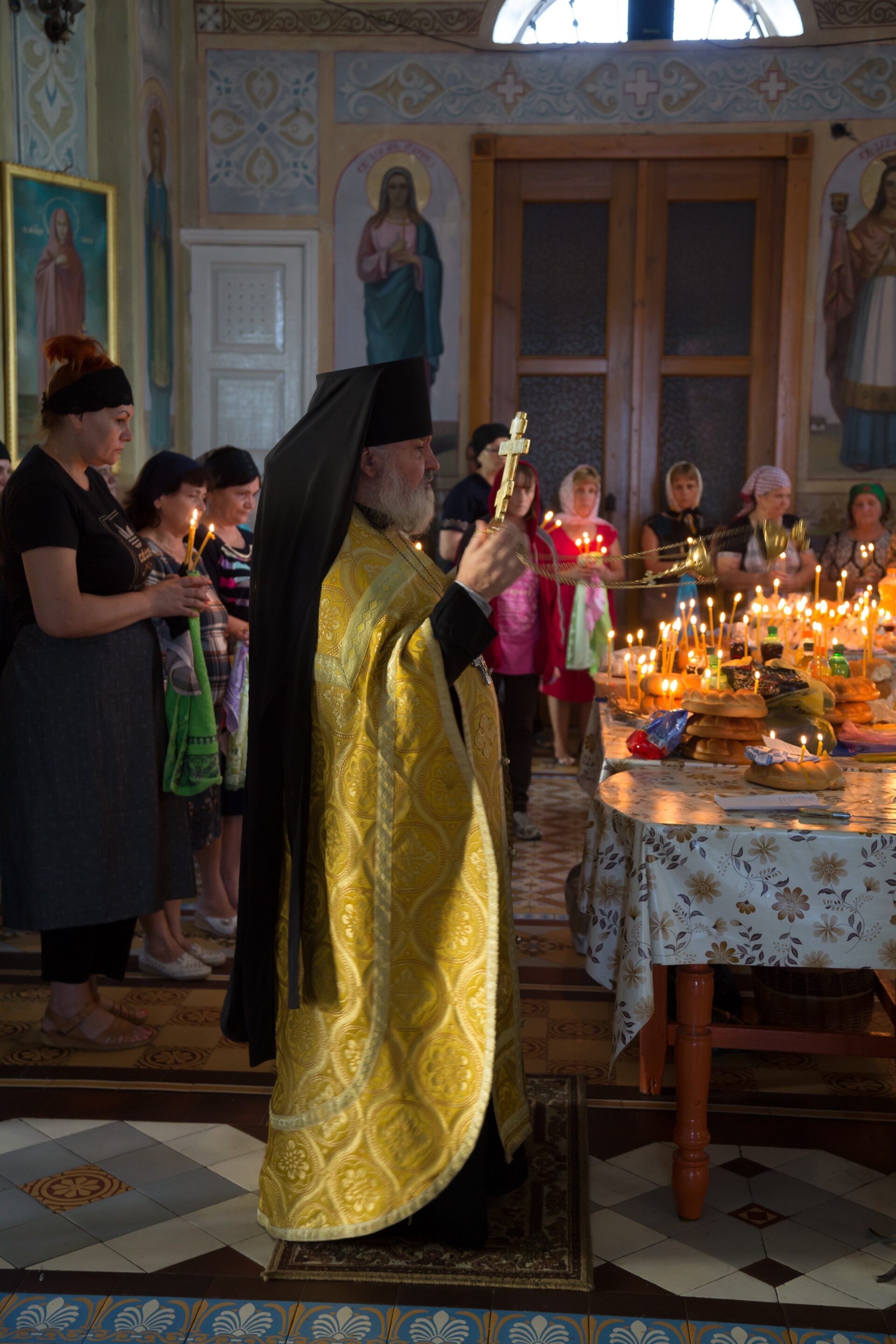 Republic of Moldova, Gagauzia, Comrat - Believers and Pope in the Russian Orthodox Cathedral on a Religious Holiday Nabożeństwo w soborześw. Jana Chrzciciela. Na podłodze – płytki wyprodukowane w radomskim Marywilu. Komrat, Mołdawia, 2016 r.