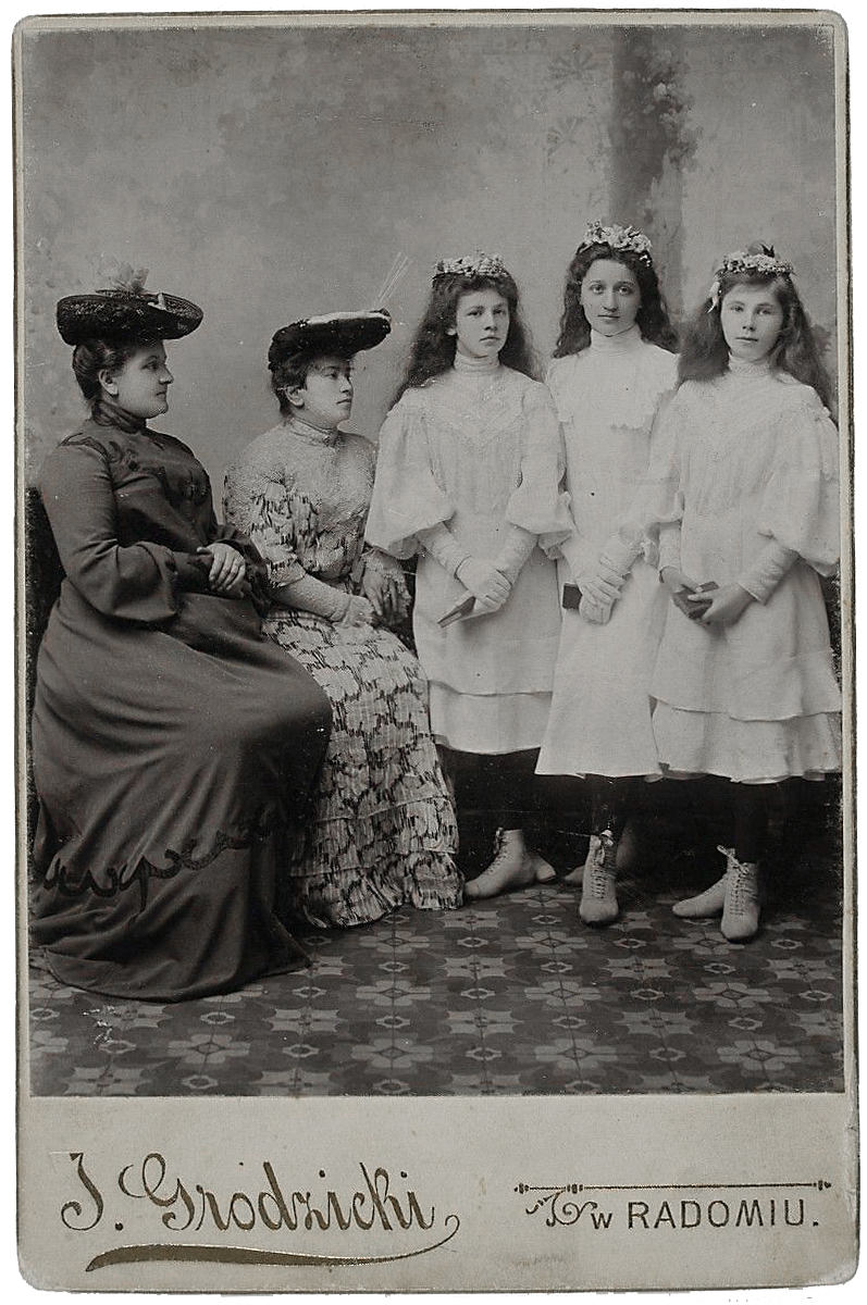 Fotografia z epoki – wykonana w atelier fotograficznym Józefa Grodzickiego. Podłoga z płytek wyprodukowanych w radomskim Marywilu..