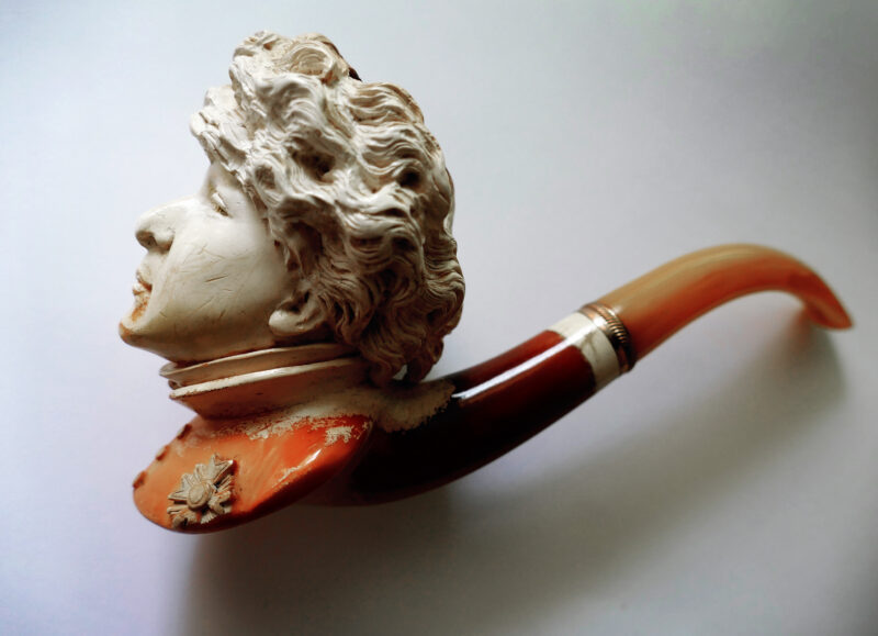 Fajka z pianki morskiej z przedstawieniem Sarah Bernhardt w roli Orlątka, Francja (?), pocz. XX w.