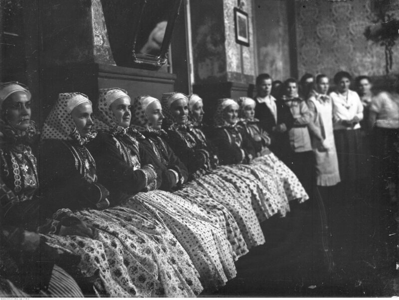 Kobiety w wilamowickim kościele, marzec 1935 r.