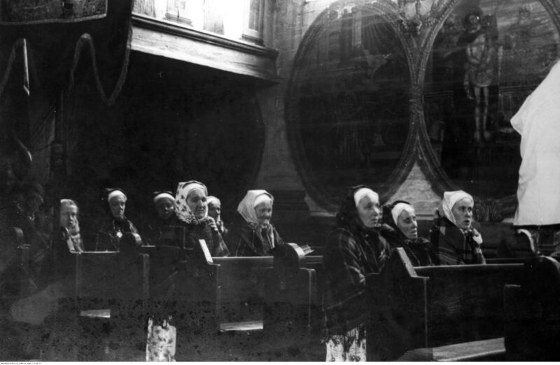 Kobiety w wilamowickim kościele, marzec 1935 r. Fot. NAC