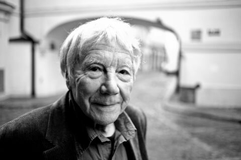 Tadeusz Rolke przed siedzibą ZPAF. Warszawa, maj 2010 r.