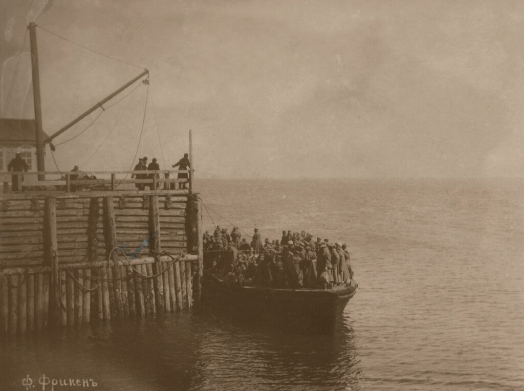 Barka z zesłańcami, 1892–1896 r., Aleksandrowsk
Sachaliński, opis zdjęcia wykonany przez Bronisława
Piłsudskiego w języku rosyjskim, odbitka
kolodionowa