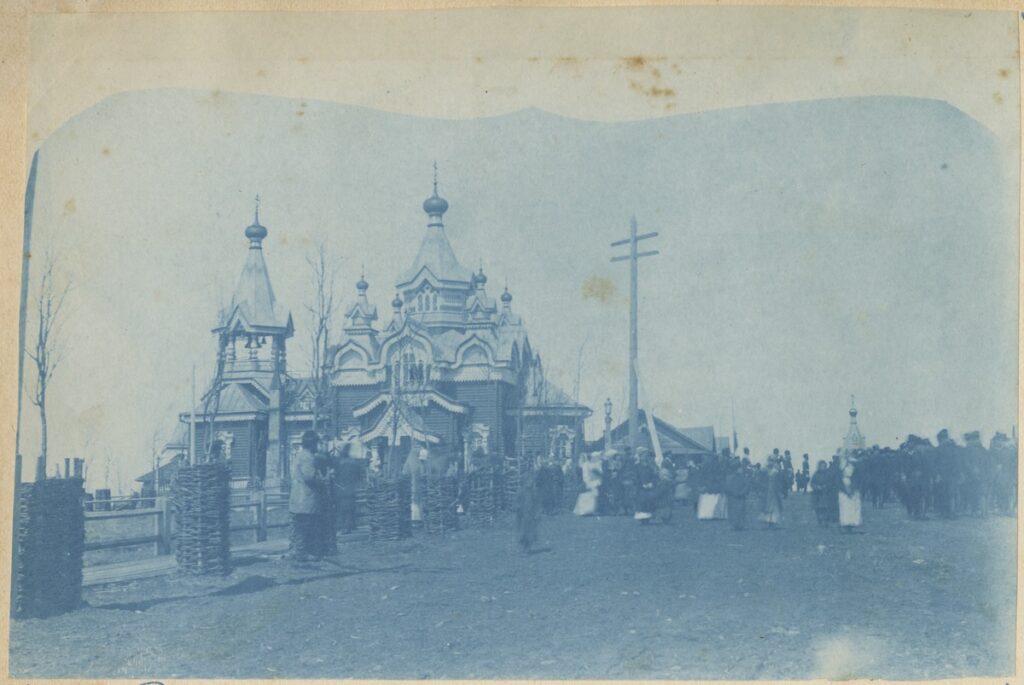 Wyjście wiernych z cerkwi po mszy, 1892–1896 r., Aleksandrowsk
Sachaliński, cyjanotyp