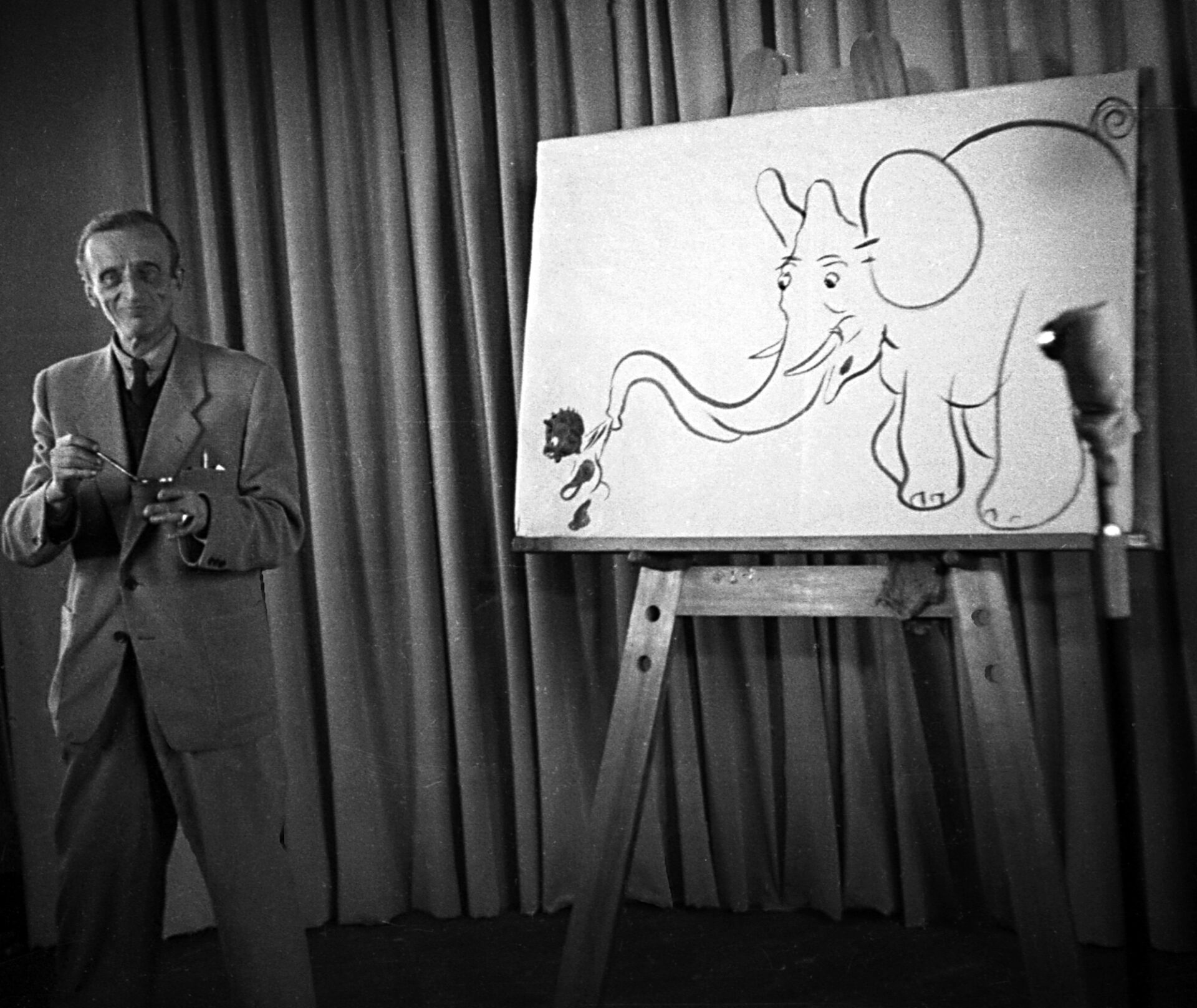 Marian Walentynowicz — pokaz telewizji w ramach Wystawy Radiowej pt. „Radio w walce o pokoj i socjalizm” w gmachu Zwiazku Nauczycielstwa Polskiego. Warszawa, styczeń 1952 r.