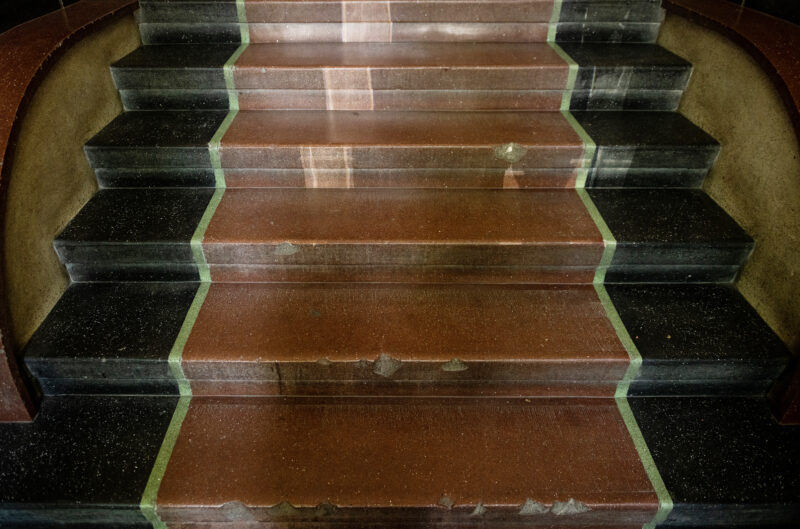 Klatka schodowa w kamienicy przy ul. Pawlikowskiego 16 w Krakowie, 2024 r.