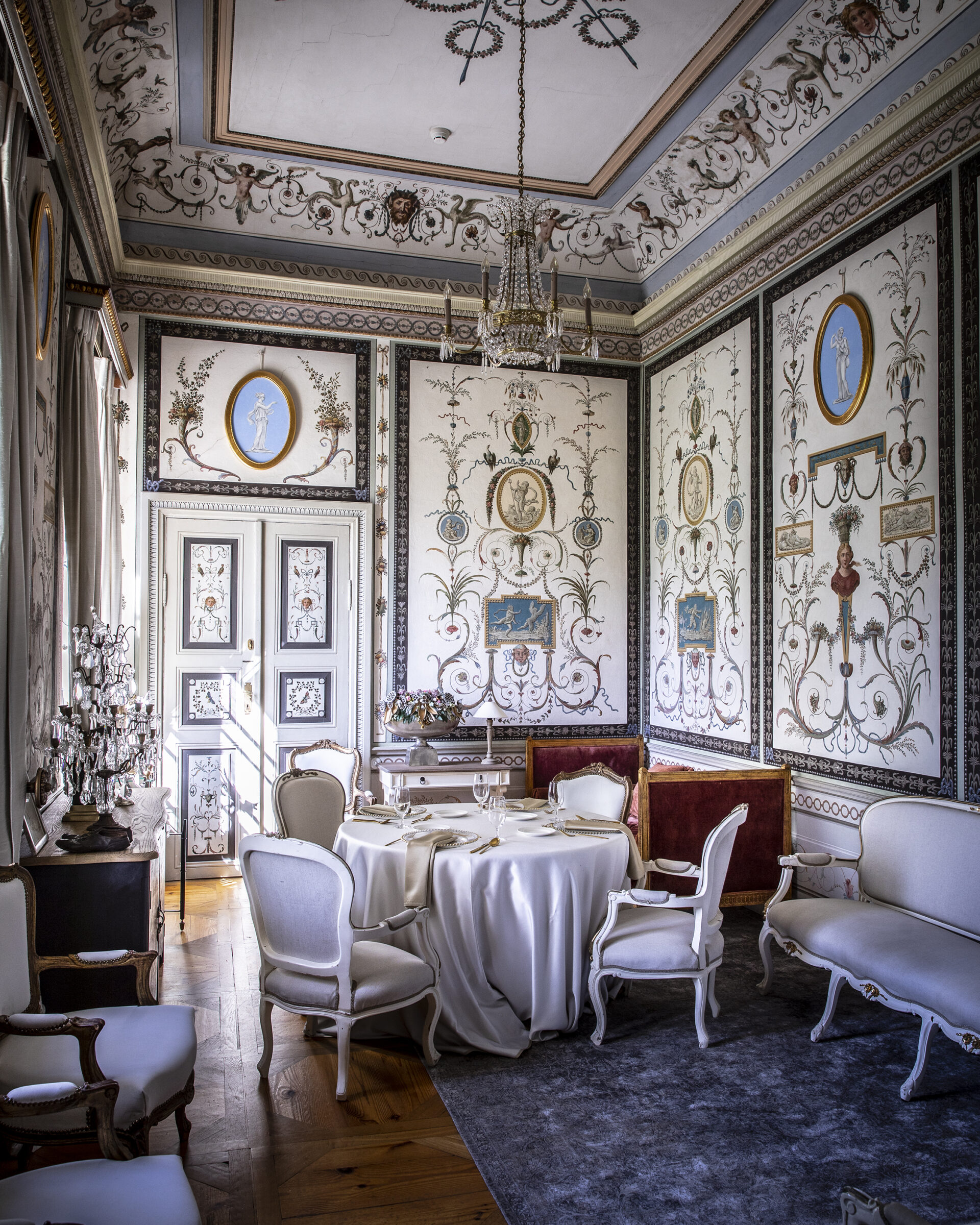 Od króla Stasia do Niny Andrycz. Mała Wieś