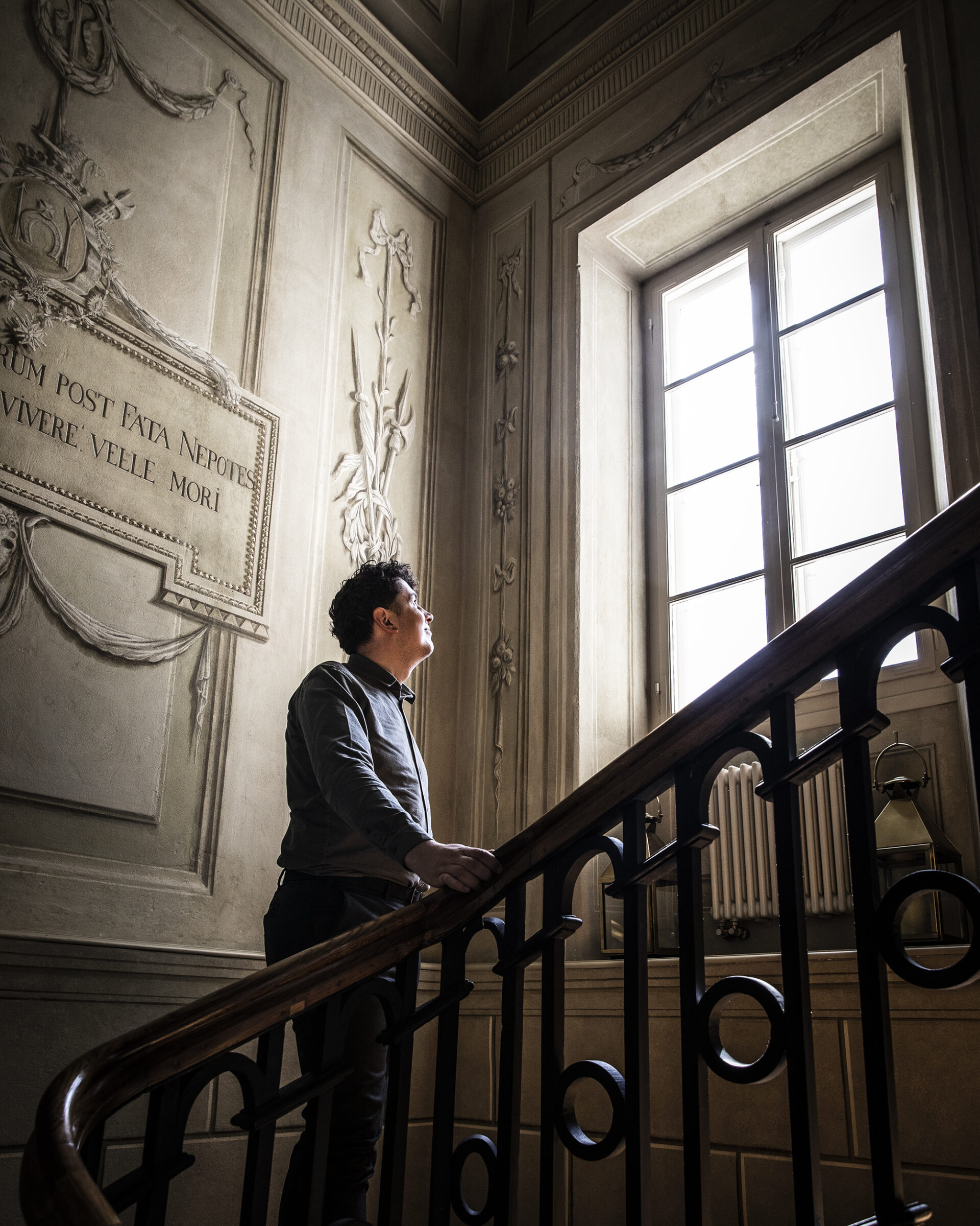 Tomasz Barański na klatce schodowej. Płac Mała Wieś, 2024 r.