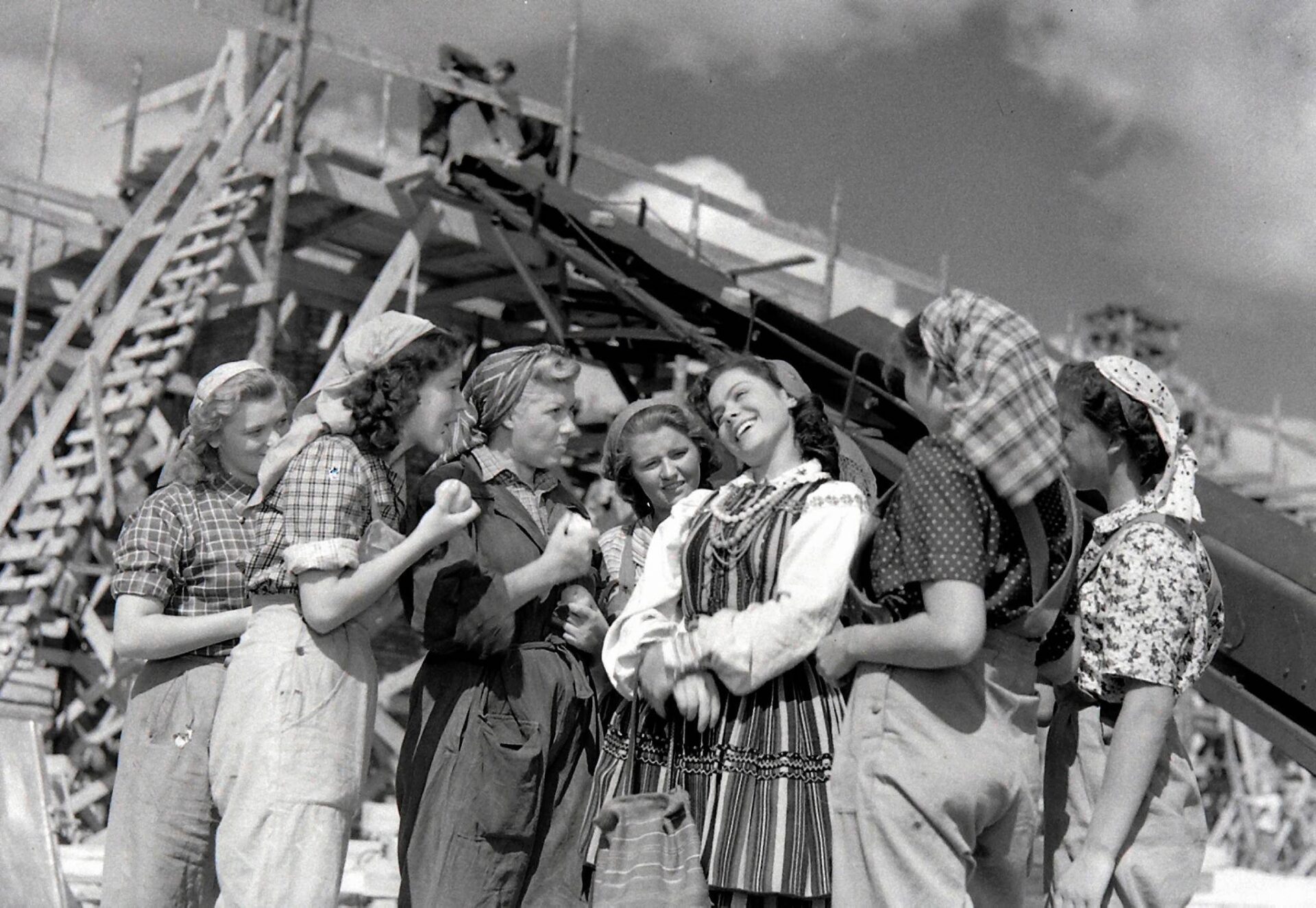 Kadr z filmu "Przygoda na Mariensztacie"