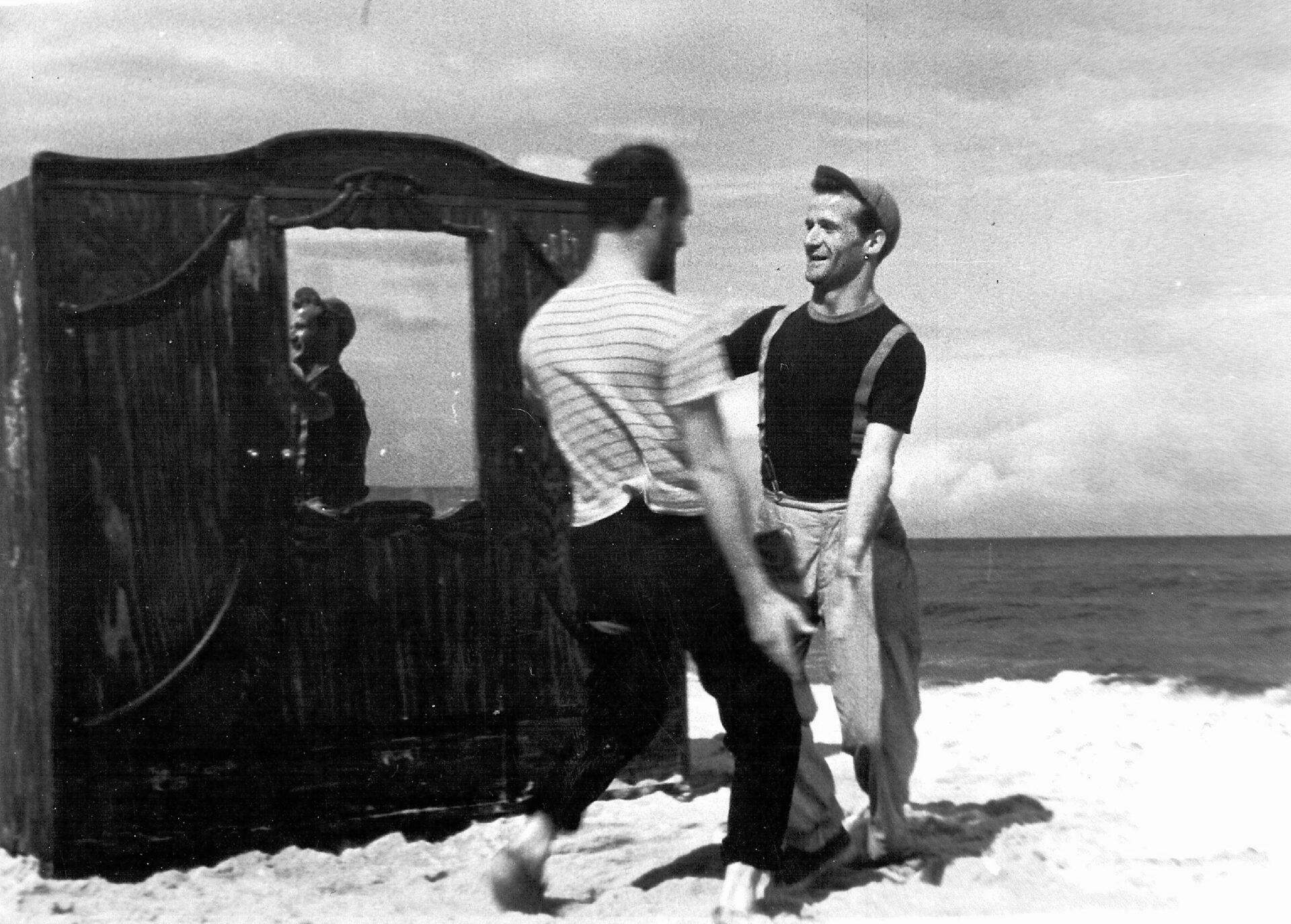 Kadr z etiudy „Dwóch ludzi z szafą”