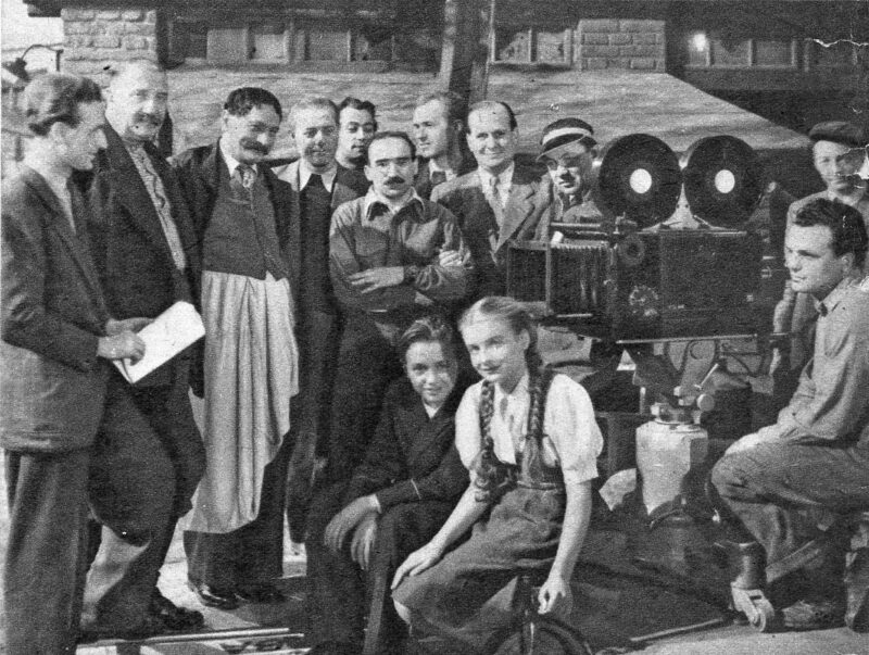 Ulica_Graniczna_-_Film_nr_55-56_-_1948-12-23 Aleksander Ford z ekipą na planie filmu "Ulica Graniczna"