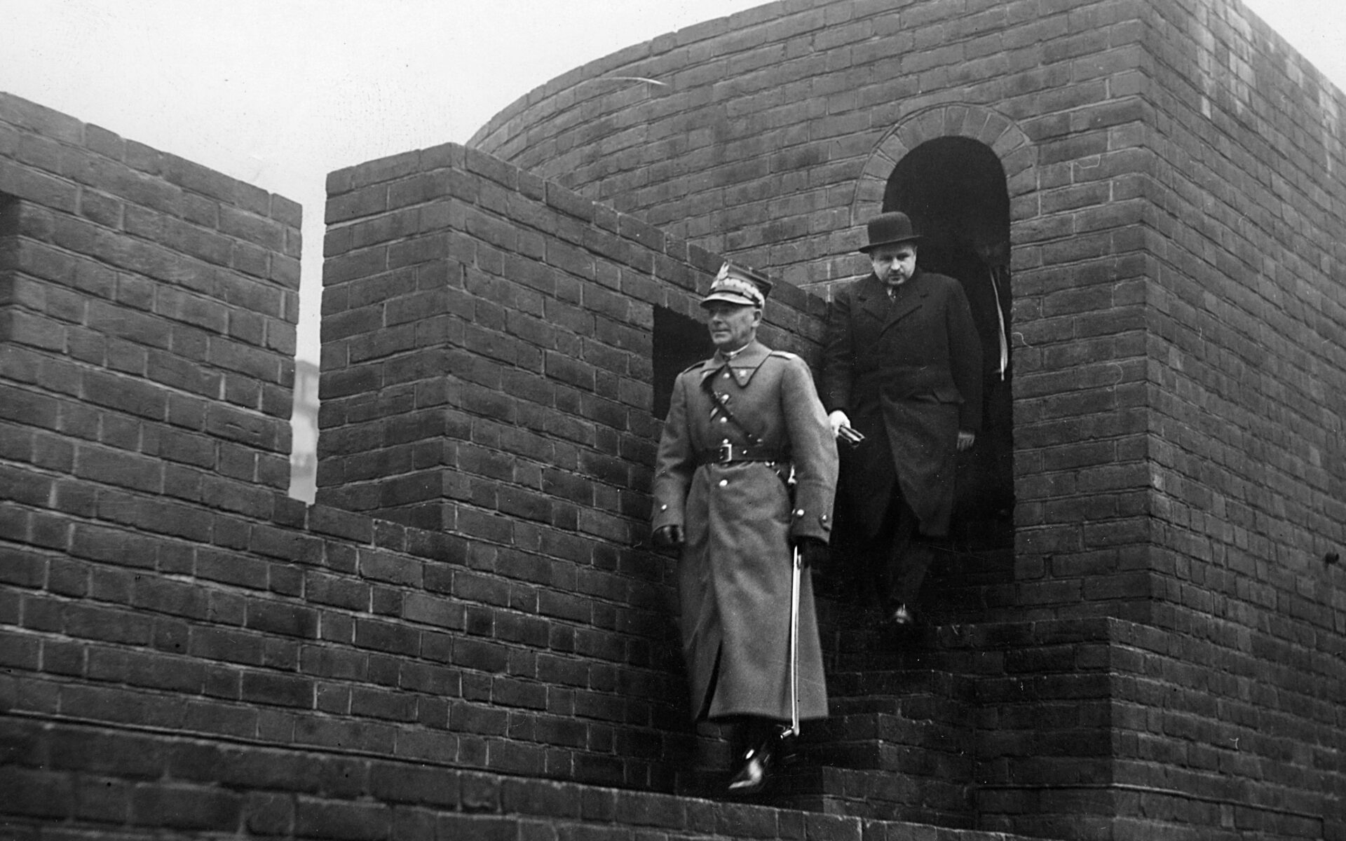 Prezydent schodzi z pomnika