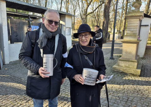 Aktorka Maja Komorowska i red. nacz. kwartalnika „Spotkania z Zabytkami” Marcin Pieszczyk podczas dorocznej kwesty na Cmentarzu Powązkowskim w Warszawie