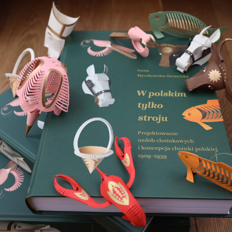 Anna Myczkowska-Szczerska, &bdquo;W polskim tylko stroju. Projektowanie ozd&oacute;b choinkowych i koncepcja choinki polskiej 1909&ndash;1939&rdquo;