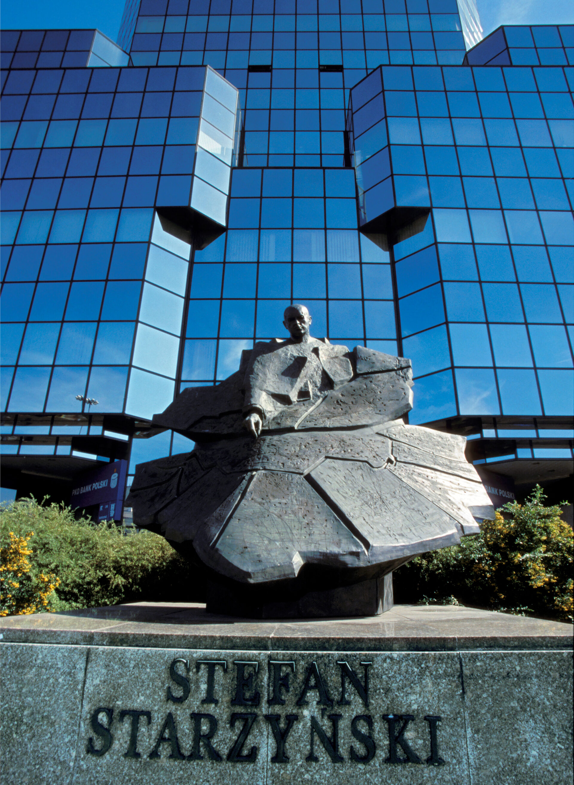 Prezydent schodzi z pomnika