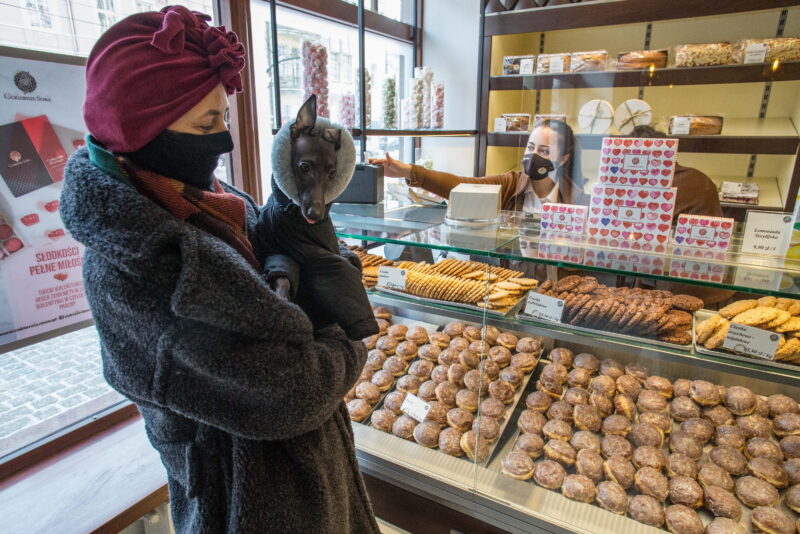 Kolejka po pączki na Tlusty Czwartek. Bydgoszcz, 2021 r.
