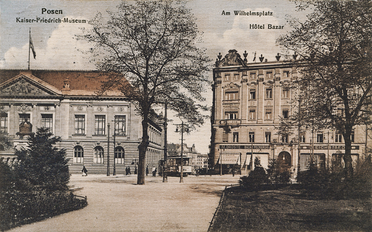 Zachodnie, neobarokowe skrzydło Hotelu Bazar (dobudowane na początku XX w.) i Muzeum Cesarza Fryderyka III (z lewej). Poczt&oacute;wka z epoki.