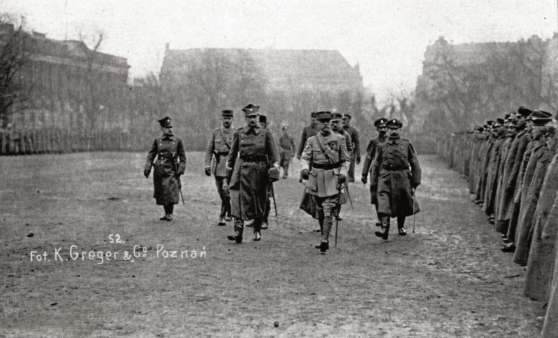 Powstanie Wielkopolskie 1918-1919. Zaprzysiezenie Straży Ludowej byłego zaboru pruskiego. W środku gen. Charles Dupont, z prawej płk Julian Lange, z lewej gen. Dowbor-Muśnicki. Poznań, Plac Wolności &ndash; w tle budynki dzisiejszego Muzeum Narodowego (z lewej) i Hotelu Bazar. Poznan, 26 stycznia 1919 r.