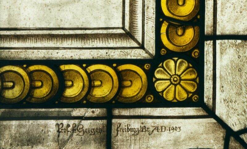 Fragmnet witraża, sygnatura F. Geigesa Fragmnet witraża, sygnatura F. Geigesa – ze zbiorów Muzeum Architektury we Wrocławiu