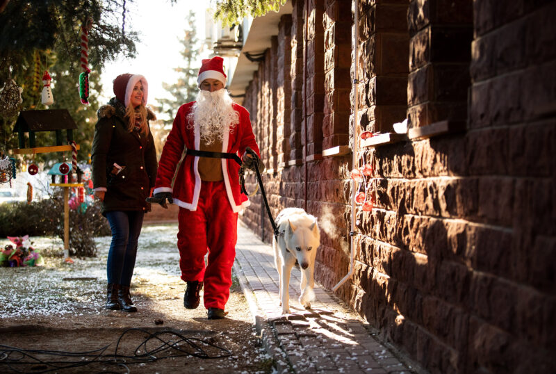 Świety Mikolaj wraz z pomocnikami odwieda dzieci z Oddzialu Onkologii, Hematologii i Transplantologii Dzieciecej. Lublin, grudzień 2021 r.