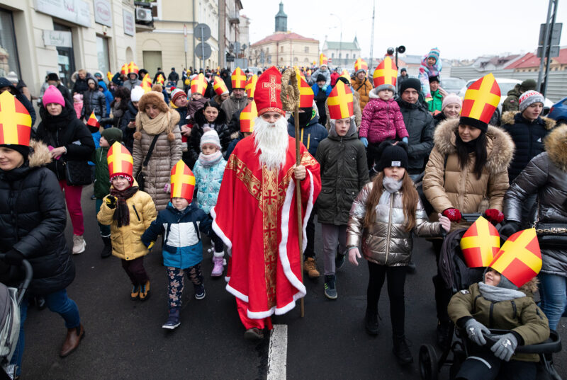 Orszak Świetego Mikolaja na ulicach miasta. Lublin, grudzień 2022 r.