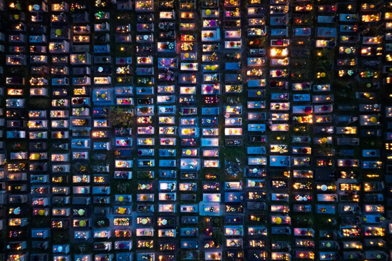 Cmentarz Rakowicki, dzień Wszystkich Świętych. Krak&oacute;w, 1 listopada 2023 r.