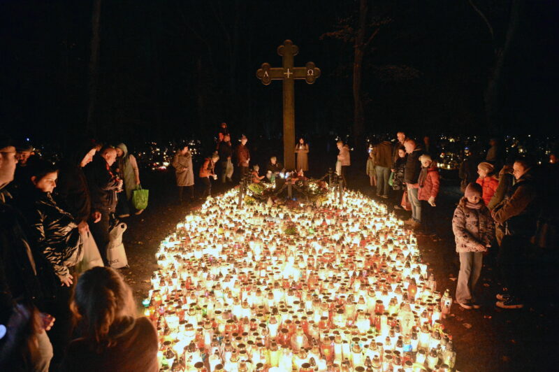 Szczecin, ul. Ku Slońcu, Cmentarz Centralny. Wieczor w dniu Wszystkich Świętych, 1 listopada 2025 r.