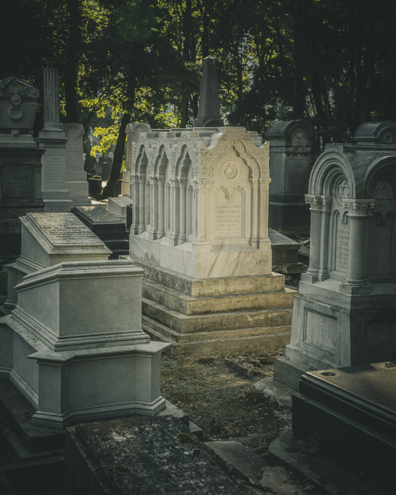 Cmentarz żydowski przy ul. Okopowej. Warszawa, 2025 r. Wykonany przez chrześcijańskiego rzeźbiarza Andrzeja Pruszyńskiego mauretański sarkofag na grobie kupca Lewiego Lessera – pradziadka płk. Ignacego Matuszewskiego, który w 1939 r. wywiózł z Polski skarb narodowy. Cmentarz żydowski przy ul. Okopowej. Warszawa, 2025 r.