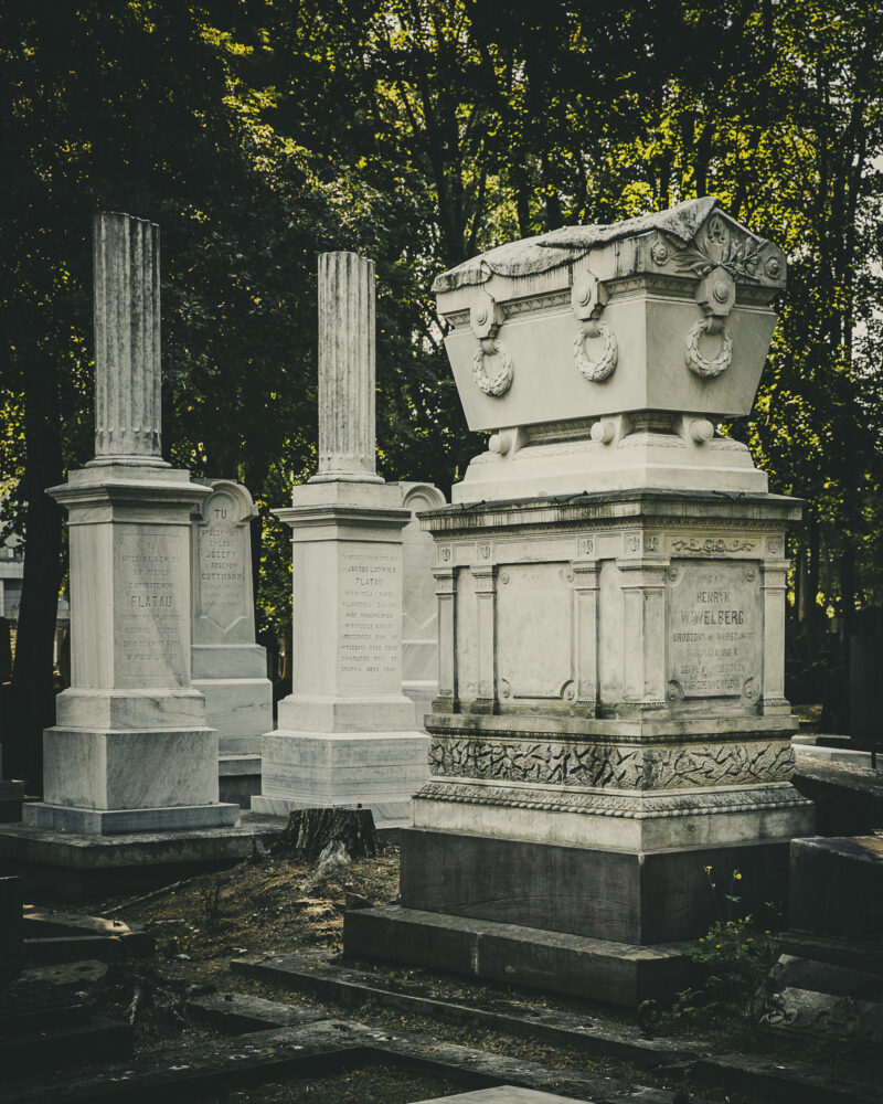 Cmentarz żydowski przy ul. Okopowej. Warszawa, 2025 r. Pomnik nagrobny Henryka Wawelberga w formie sarkofagu, który pełni tu funkcję wyłącznie dekoracyjną. W tradycji żydowskiej pochówki odbywają się wyłącznie w ziemi. Cmentarz żydowski przy ul. Okopowej. Warszawa, 2025 r.