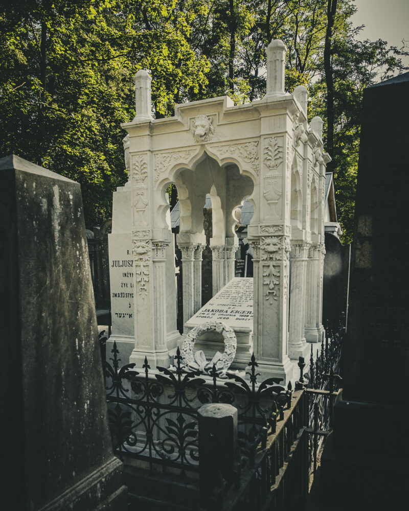 Cmentarz żydowski przy ul. Okopowej. Warszawa, 2025 r. Pomnik kupca Jakuba Eigera wykonany z karraryjskiego marmuru w stylu mauretańskim. W 2024 r. do renowacji ściągnięto kamień z tego samego złoża we Włoszech. Cmentarz żydowski przy ul. Okopowej. Warszawa, 2025 r.