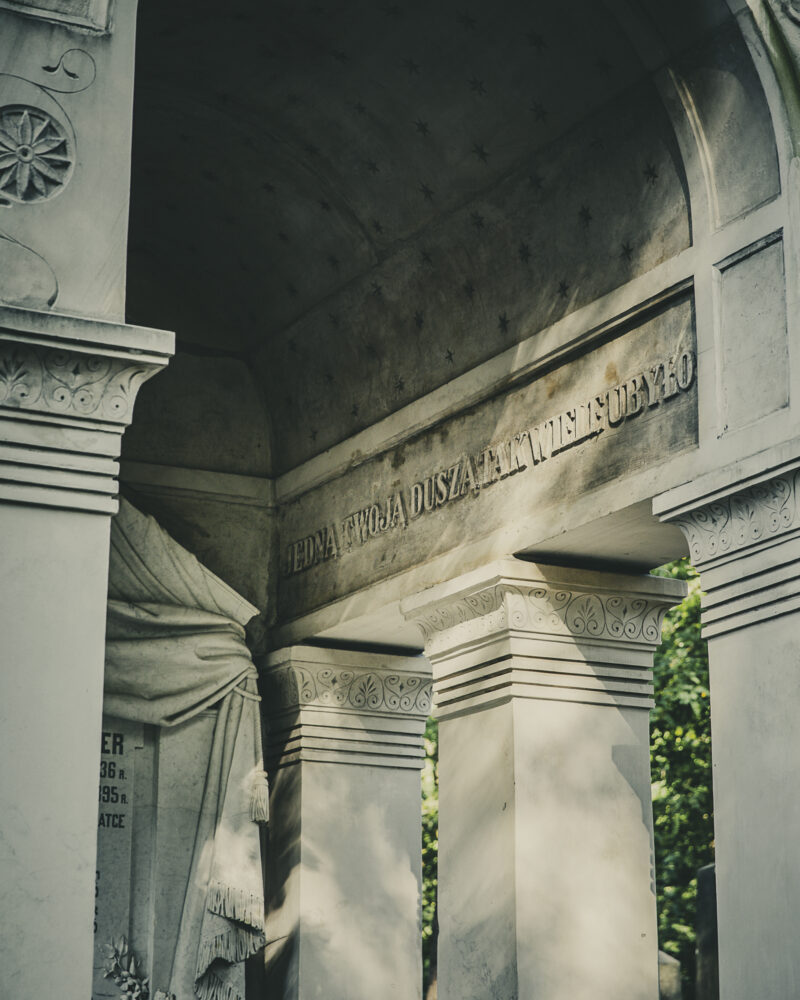 Cmentarz żydowski przy ul. Okopowej. Warszawa, 2025 r. Kaplicę na grobie Franciszki Eiger zdobi parafraza cytatu z „Trenów” Kochanowskiego: „Jedną twoją duszą tak wiele ubyło”. Cmentarz żydowski przy ul. Okopowej. Warszawa, 2025 r.