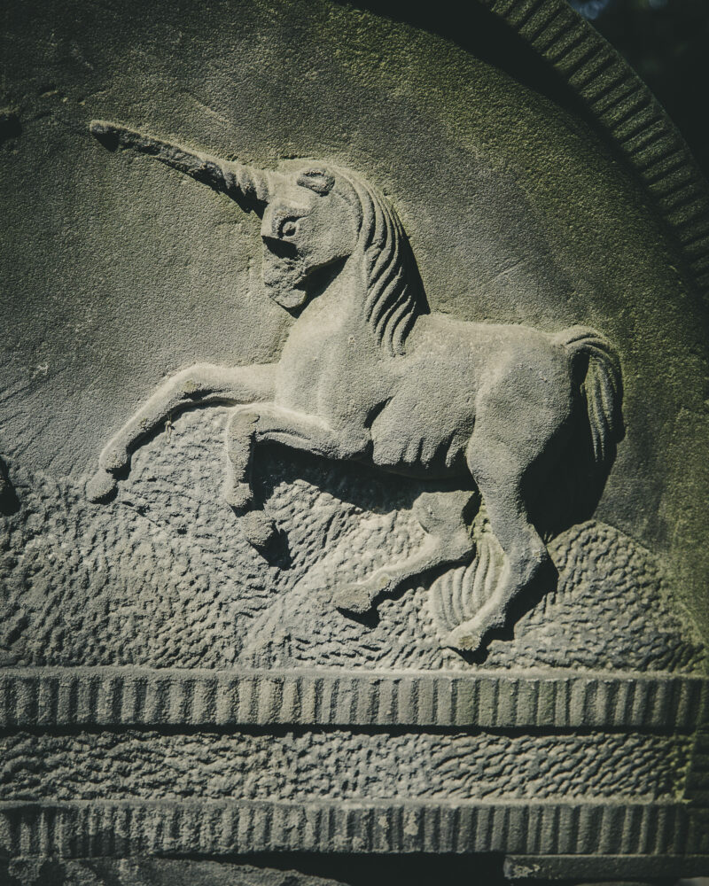 Cmentarz żydowski przy ul. Okopowej. Warszawa, 2025 r. Jednorożec to symbol zbawienia i sprawiedliwego człowieka. Cmentarz żydowski przy ul. Okopowej. Warszawa, 2025 r.