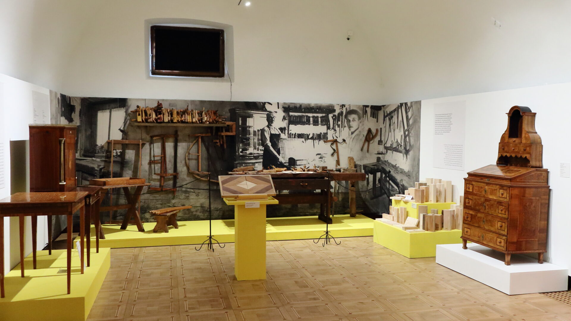 Wystawa czasowa &bdquo;Mit mebli kolbuszowskich&rdquo; w Muzeum Zamkowym w Sandomierzu