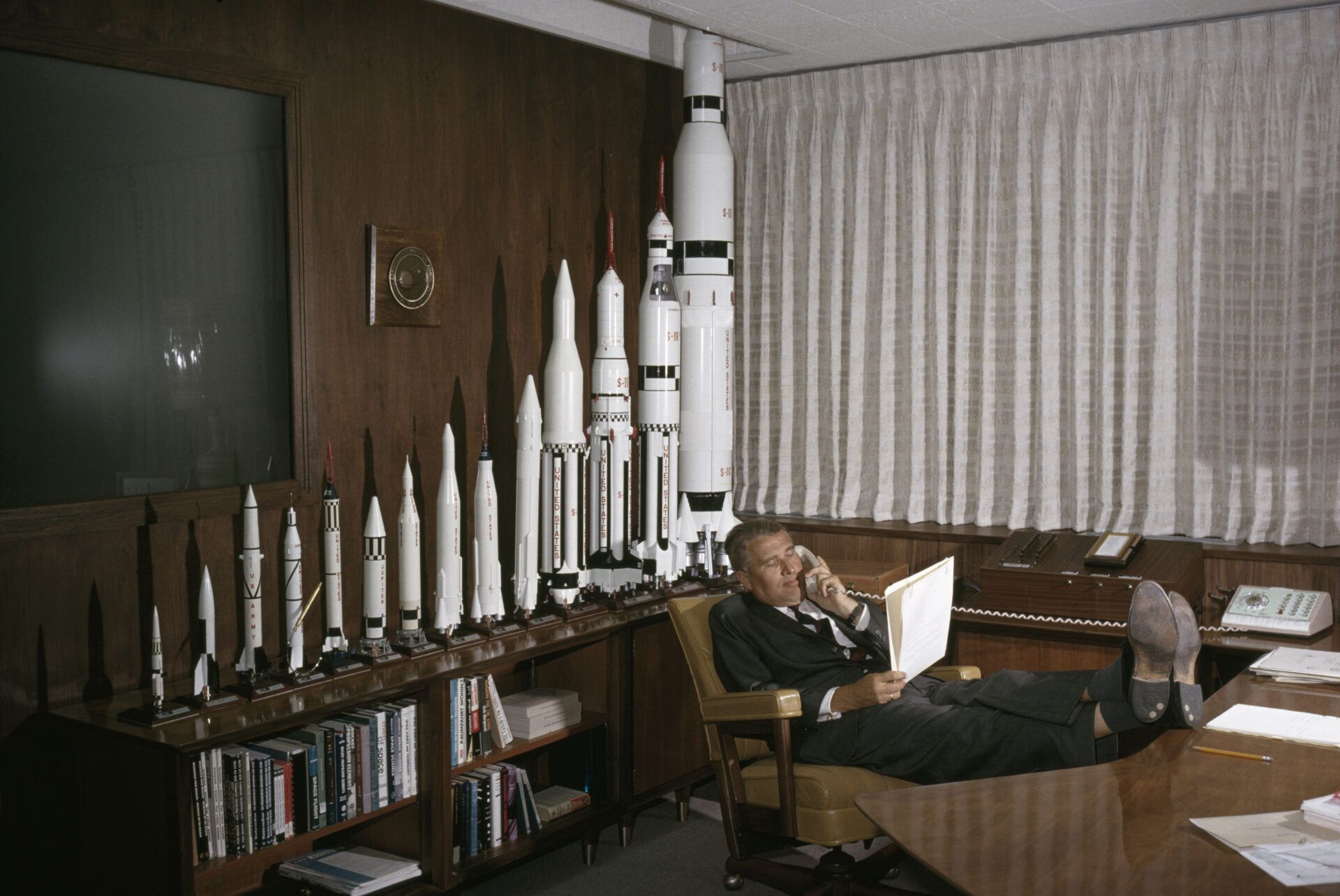 Wernher von Braun, dyrektor Centrum Lotow Kosmicznych im. Marshalla (NASA), w swoim biurze w Huntsville, Alabama, ok. 1965 r.
