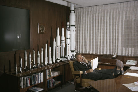 Wernher von Braun, dyrektor Centrum Lotow Kosmicznych im. Marshalla (NASA), w swoim biurze w Huntsville, Alabama, ok. 1965 r.