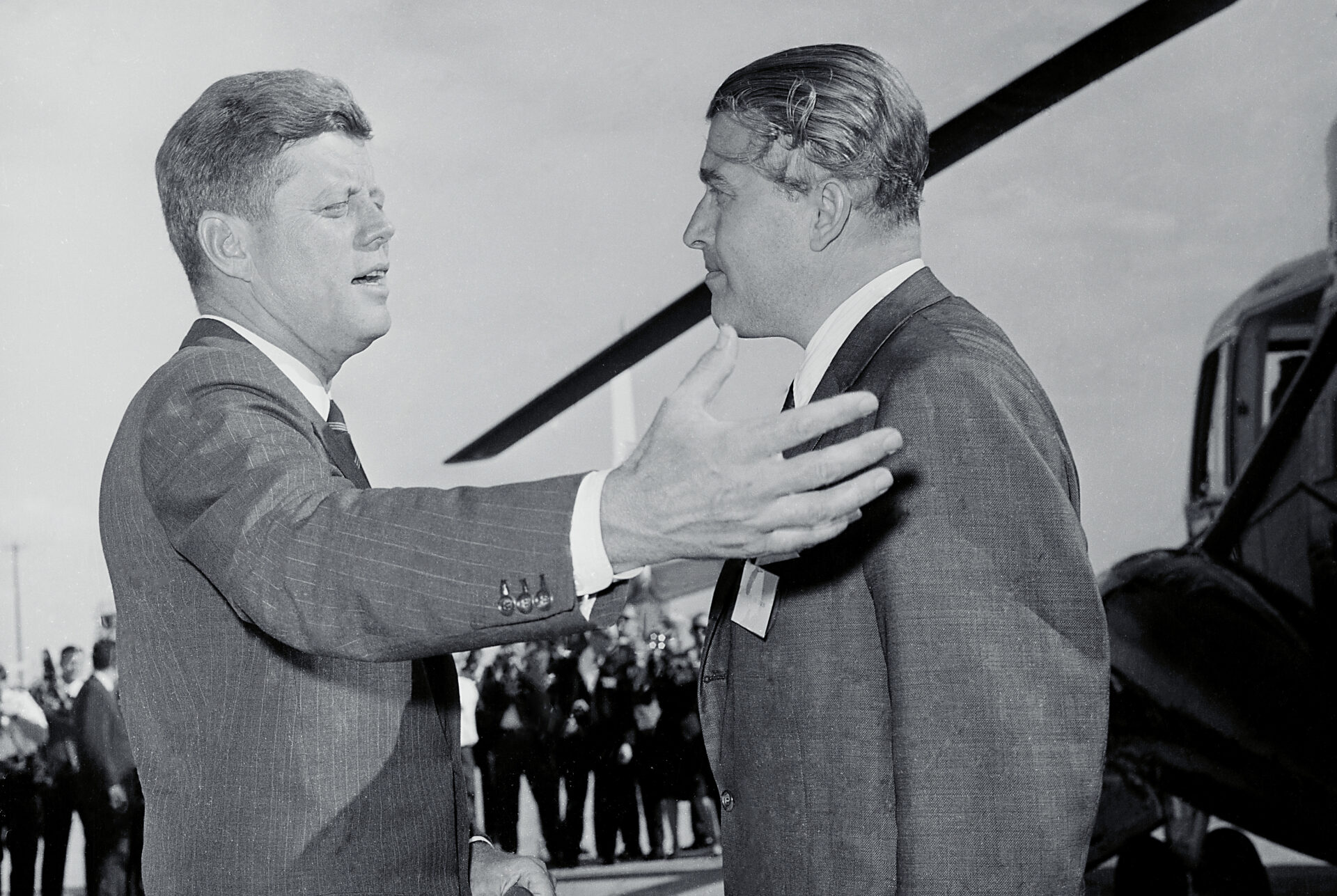 Prezydent John F. Kennedy wita von Brauna w Redstone Arsenal, Huntsville, Alabama, maj 1963 r.