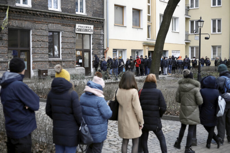 Kolejka po pączki z Pracownie Cukierniczej Zagoździński. Warszawa. 2020 r.
