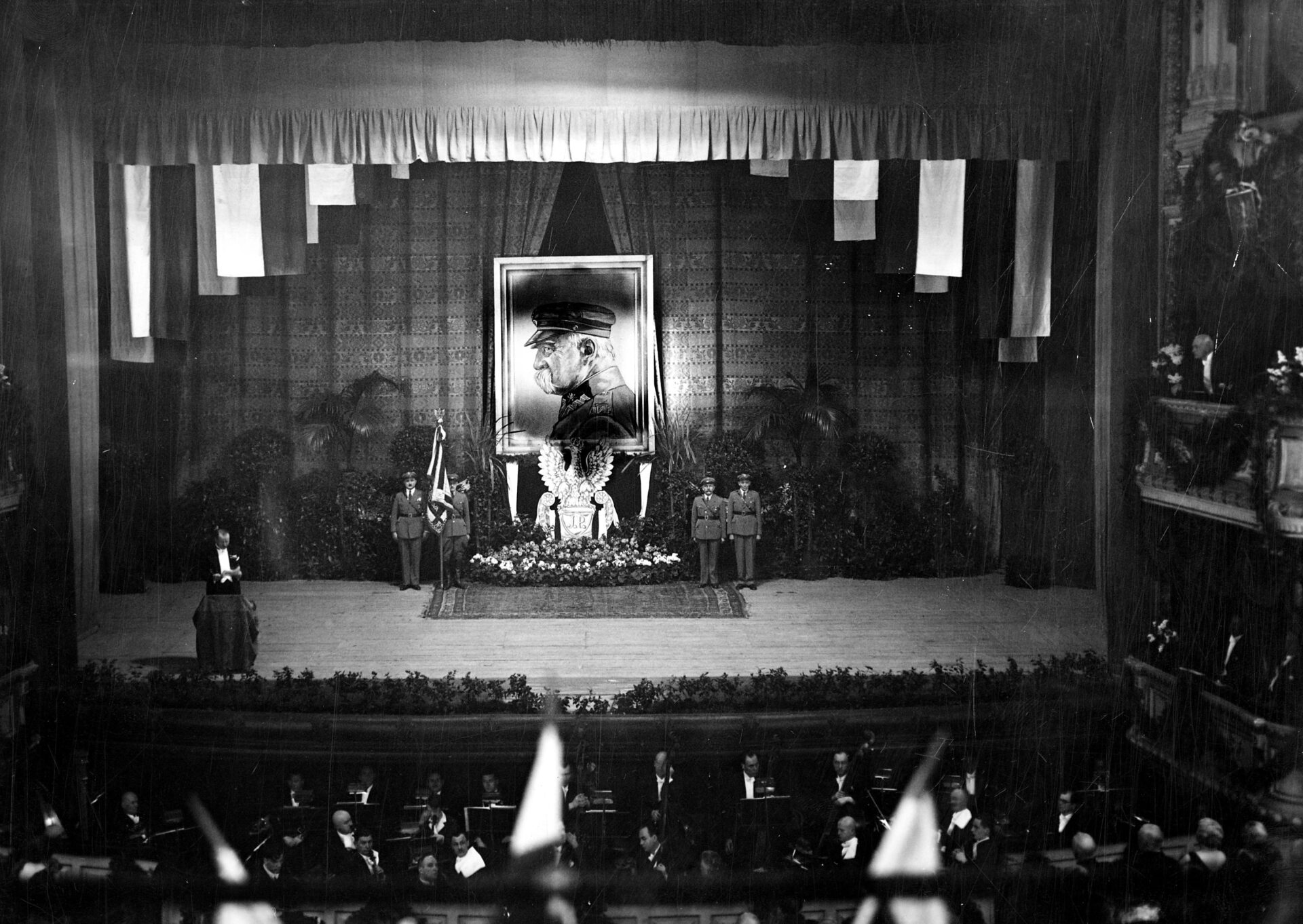 Prezydent schodzi z pomnika